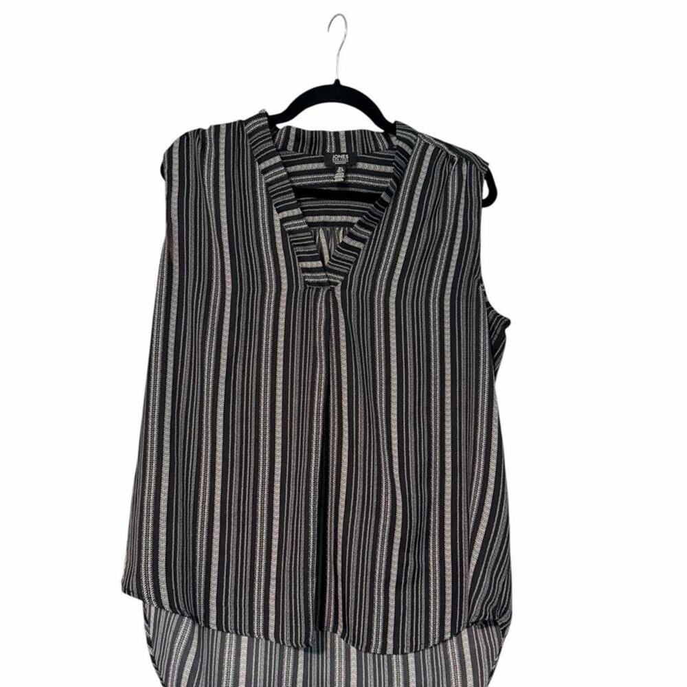 Jones New York Signature: Black and White Striped Sleeveless V-Neck Blouse Large